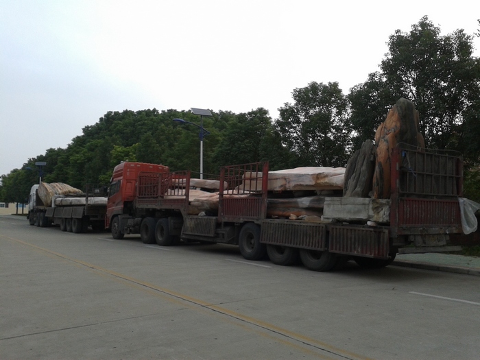 晚霞红刻字石安装到位